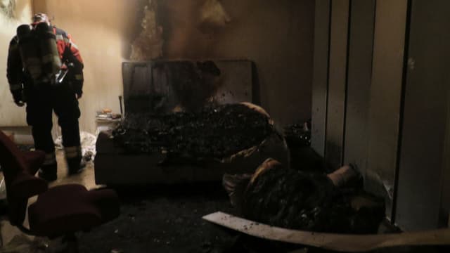 Feuerwehrmann beim Löschen Feuerwehrmann beim Löschen