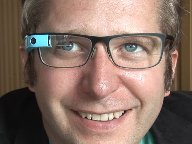 Mann mit Google Glass Mann mit Google Glass