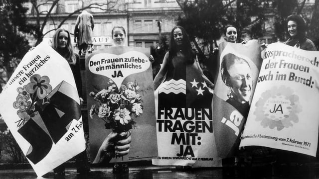 Altes Bild von demonstrierenden Frauen mit Plakaten in den Händen
