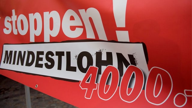 Ein Plakat, das für 4000 Franken Mindestlohn wirbt. Ein Plakat, das für 4000 Franken Mindestlohn wirbt.