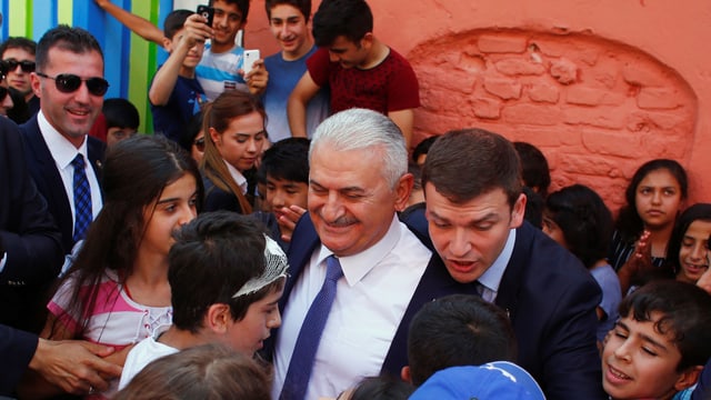 Binali Yildirim umgeben von Schülern und Sicherheitskräften in Istanbul. Binali Yildirim umgeben von Schülern und Sicherheitskräften in Istanbul.
