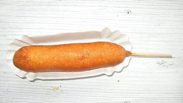 Würstchen in Maisteig paniert und frittiert. Würstchen in Maisteig paniert und frittiert.
