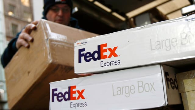Ein Paketauslieferer von Fedex