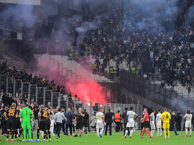 Auf den Rängen wurden in Marseille Rauchbomben und Feuerwerkskörper entzündet. Auf den Rängen wurden in Marseille Rauchbomben und Feuerwerkskörper entzündet.