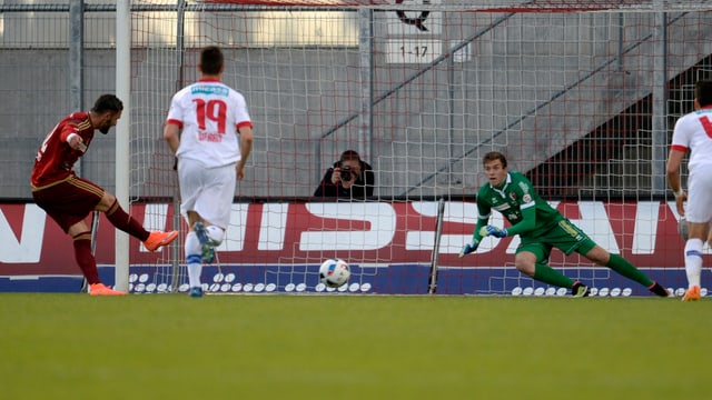 Armando Sadiku verwandelt den Elfmeter. Armando Sadiku verwandelt den Elfmeter.