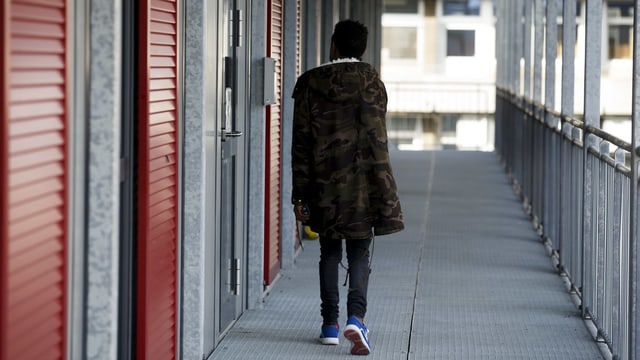 Ein Jugendlicher geht alleine auf dem Treppenhaus im Asylzentrum Genf. Ein Jugendlicher geht alleine auf dem Treppenhaus im Asylzentrum Genf.