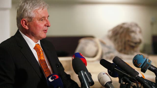 Rusnok vor den Medien nach verlorener Abstimmung. Rusnok vor den Medien nach verlorener Abstimmung.