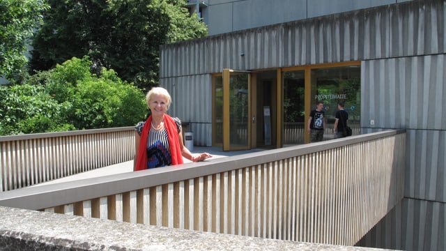 Rektorin Esther Schönberger vor der KV Luzern Berufsfachschule. Rektorin Esther Schönberger vor der KV Luzern Berufsfachschule.