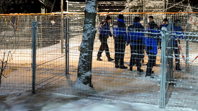 Polizei hinter Absperrgittern Polizei hinter Absperrgittern