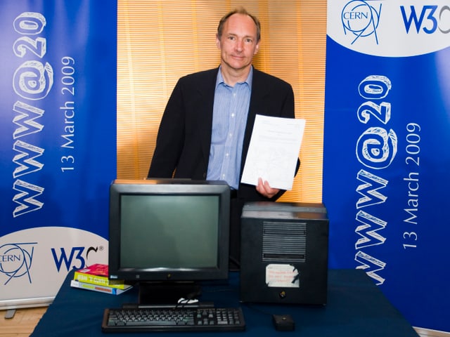 Tim Berners-Lee, Erfinder des Internets, mit einem alten, schwarzen Computer im Cern, nahe Genf.
