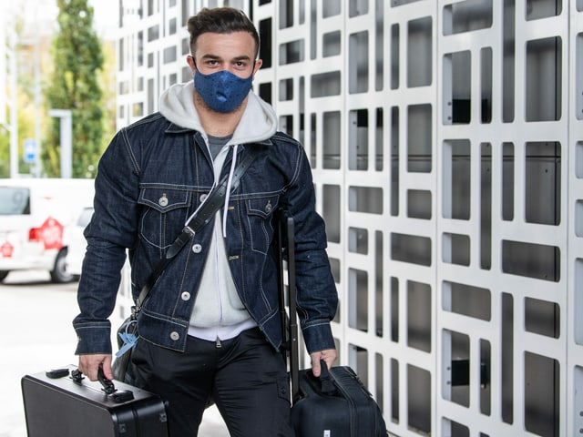 Xherdan Shaqiri mit Koffern Xherdan Shaqiri mit Koffern