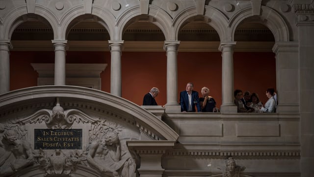 Besucher im Innern des Bundeshauses Besucher im Innern des Bundeshauses