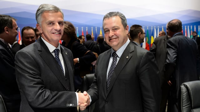 Die beiden Aussenminister Didier Burkhalter (Schweiz, links) und Ivica Dačić (Serbien, rechts) beim OSZE-Treffen in Basel am 5.12.2014