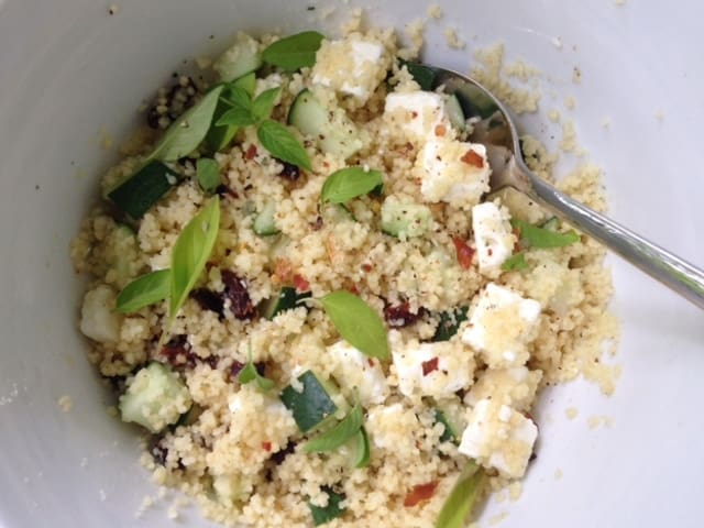 Couscous mit Feta, getrockneten Tomaten und Kräutern Couscous mit Feta, getrockneten Tomaten und Kräutern