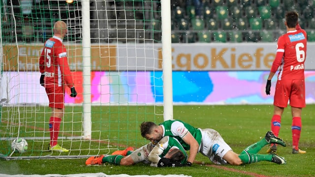 Der Ball liegt im Sion-Tor. Der Ball liegt im Sion-Tor.