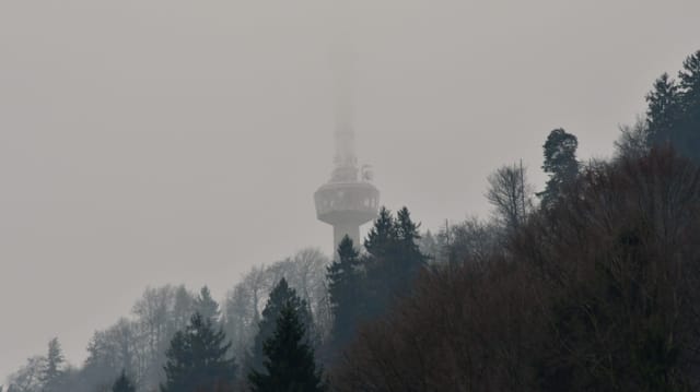 Am Vormittag war der Sendemast am Üetliberg in Nebel gehüllt. Am Vormittag war der Sendemast am Üetliberg in Nebel gehüllt.