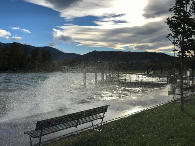 Föhnsturm verursacht grosse Wellen auf dem Ägerisee. Föhnsturm verursacht grosse Wellen auf dem Ägerisee.