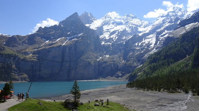 Der Oeschinensee liegt ruhig da. Der Oeschinensee liegt ruhig da.