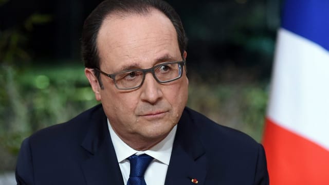 François Hollande neben einer Frankreichfahne François Hollande neben einer Frankreichfahne