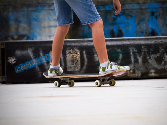 Die Knaben können besser skateboarden, die Mädchen besser Schlittschuh laufen. Die Knaben können besser skateboarden, die Mädchen besser Schlittschuh laufen.