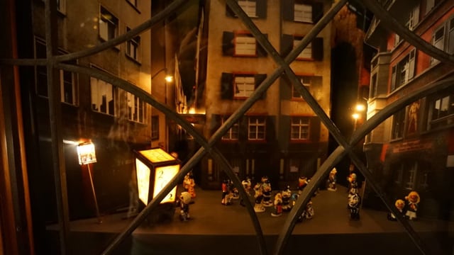 Ein Türfenster mit einer beleuchteten Miniatur-Ausstellung Ein Türfenster mit einer beleuchteten Miniatur-Ausstellung