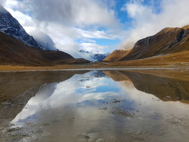 Wolken und Berge die sich im See spiegeln