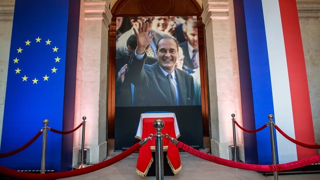 Sarg mit Bild von Chirac Sarg mit Bild von Chirac