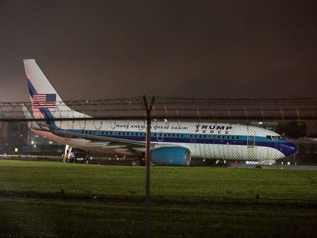 Zu sehen ist das Flugzeug von Trumps Vize Mike Pence. 