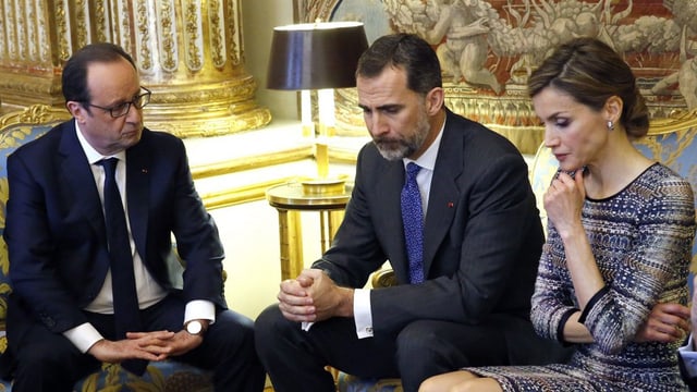 Il president franzos François Hollande ensemen cun il retg spagnol Felipe VI e la regina Letizia a Paris. Il president franzos François Hollande ensemen cun il retg spagnol Felipe VI e la regina Letizia a Paris.