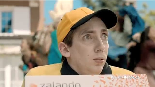 Der Zalandobote - bekannt aus der Werbung - mit einem Paket Der Zalandobote - bekannt aus der Werbung - mit einem Paket