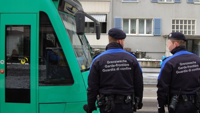 Grenzwächter vor einem Tram Grenzwächter vor einem Tram