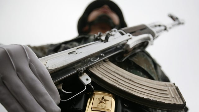 Ein chinesischer Soldat mit Maschinengewehr. Ein chinesischer Soldat mit Maschinengewehr.