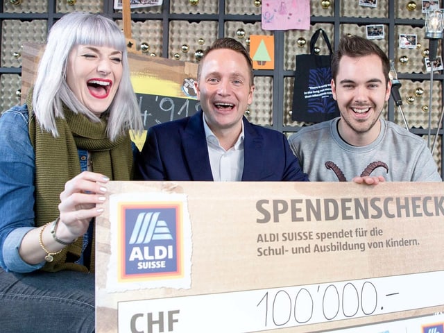 Strahlende Gesichter: Sponsor Aldi zahl 100'000 Franken für Kinder in Not. Wir sagen: DANKE.
