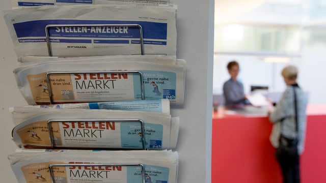 Ein Ständer mit verschiedenen Zeitungen Ein Ständer mit verschiedenen Zeitungen