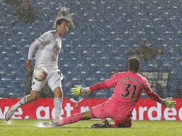 Petrus öffnet für die Partie zwischen Leeds United und Manchester City seine Schleusen und verwandelt das Terrain zu einer einzigen riesigen Pfütze. Die Wasserball-Partie endet 1:1 unentschieden.