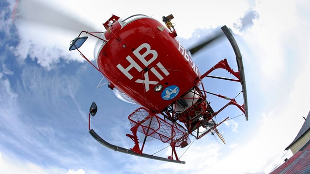 Ein Helikopter der Air Zermatt hebt ab. Ein Helikopter der Air Zermatt hebt ab.