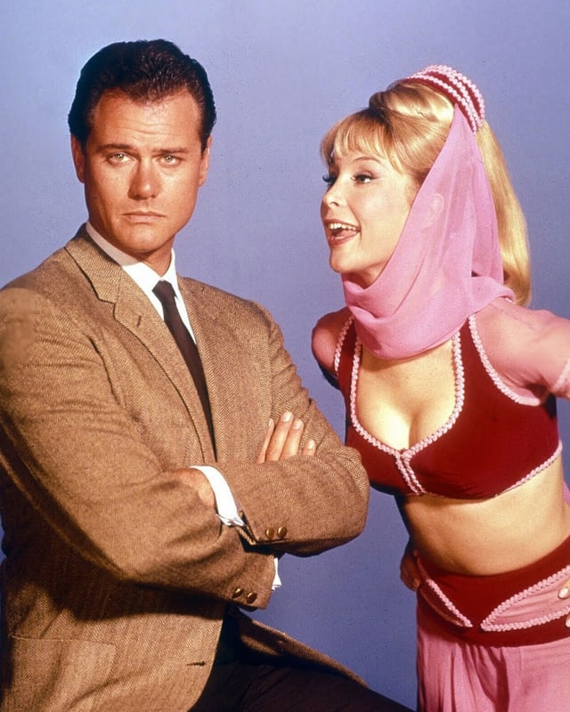 Larry Hagman als Major Tony Nelson mit der «bezaubernden Jeannie» (Barbara Eden).- Larry Hagman als Major Tony Nelson mit der «bezaubernden Jeannie» (Barbara Eden).-