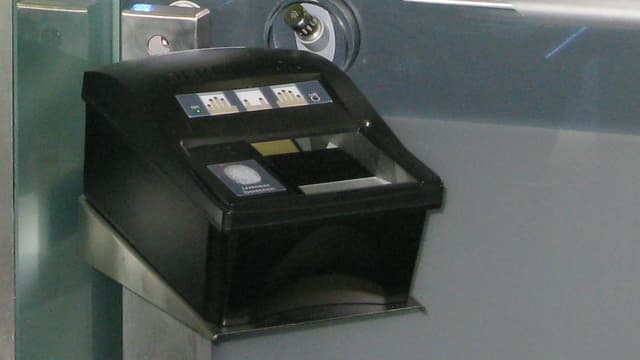 Nahaufnahme des schwarzen Lesegeräts für Fingerabdrücke. Nahaufnahme des schwarzen Lesegeräts für Fingerabdrücke.