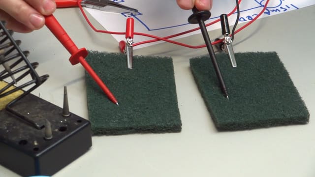 Ein Mann misst mit einem Multimeter die Ampere-Zahl eines tDCS-Geräts. Ein Mann misst mit einem Multimeter die Ampere-Zahl eines tDCS-Geräts.