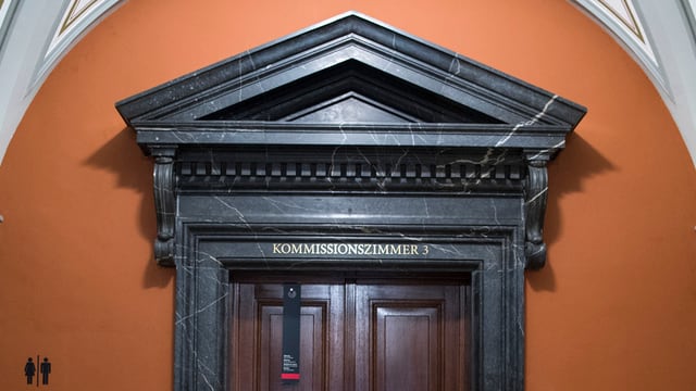 Geschlossene Tür zum Kommissionszimmer im Bundeshaus. Geschlossene Tür zum Kommissionszimmer im Bundeshaus.