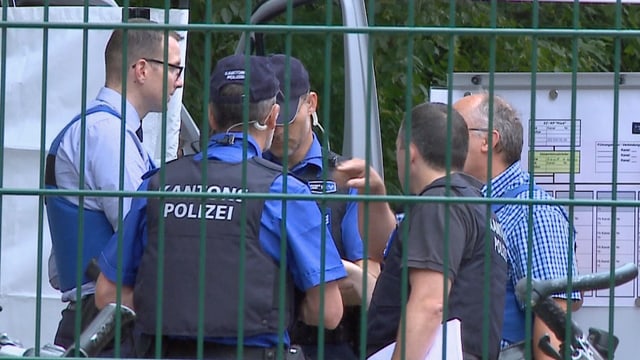 Polizisten sprechen miteinander. Polizisten sprechen miteinander.