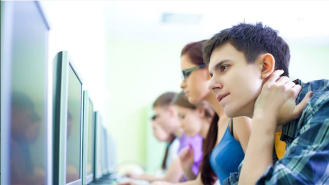 Junge Leute sitzen am Computer Junge Leute sitzen am Computer