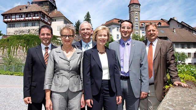 Gruppenbild vor einer Stadt-Kullisse Gruppenbild vor einer Stadt-Kullisse
