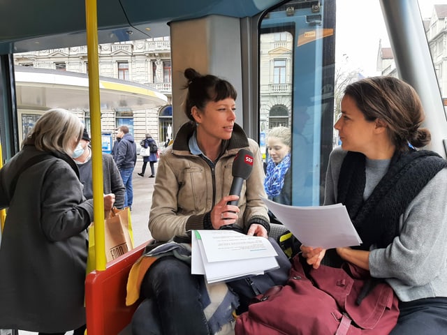 Input Autorinnen Sabine Meyer und Patricia Banzer sitzen im Tram