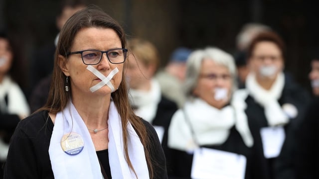 Frauen mit verklebten Mündern beim Maria 2.0 Protest in Ulm. Frauen mit verklebten Mündern beim Maria 2.0 Protest in Ulm.