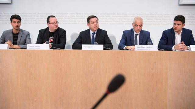 Mitglieder des Referendumkomitees an einer Pressekonferenz Mitglieder des Referendumkomitees an einer Pressekonferenz