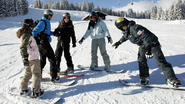 Junge Snowboarder auf der Piste Junge Snowboarder auf der Piste