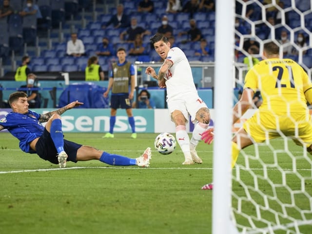 Steven Zuber schiesst aufs Tor der Italiener Steven Zuber schiesst aufs Tor der Italiener