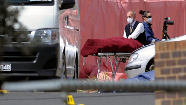 Der erschossene Terrorverdächtige liegt mit einem Tuch bedeckt auf einer Bahre Der erschossene Terrorverdächtige liegt mit einem Tuch bedeckt auf einer Bahre