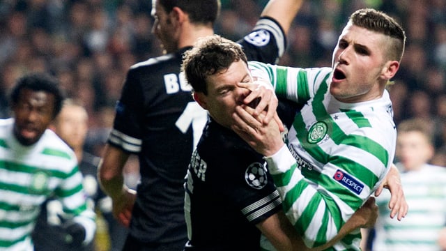 Stephan Lichtsteiner (l.) und Gary Hooper gerieten mehrmals aneinander. Stephan Lichtsteiner (l.) und Gary Hooper gerieten mehrmals aneinander.